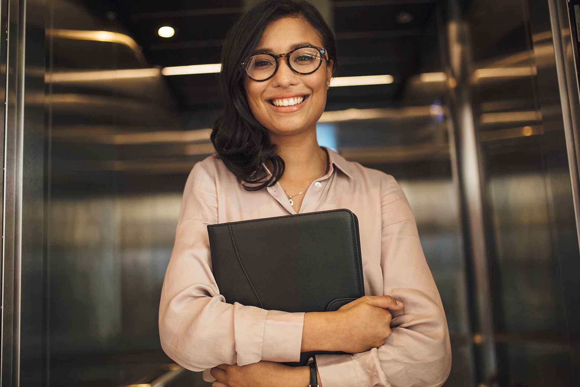 https://brilliantmarketing.agency/wp-content/uploads/2020/09/fluid_hero_06.jpg
